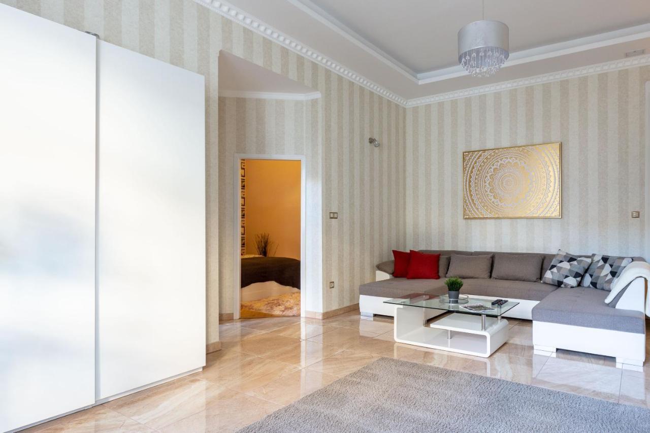 Luxury Downtown Home By Anna Βουδαπέστη Εξωτερικό φωτογραφία
